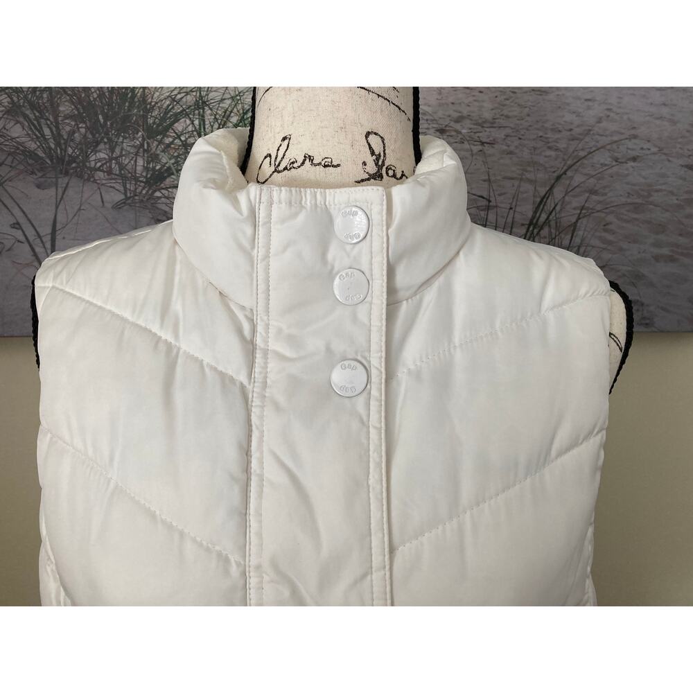 Gap white fitted zipper/snap quilted puffer spring vest with pockets, size M - Picture 5 of 10